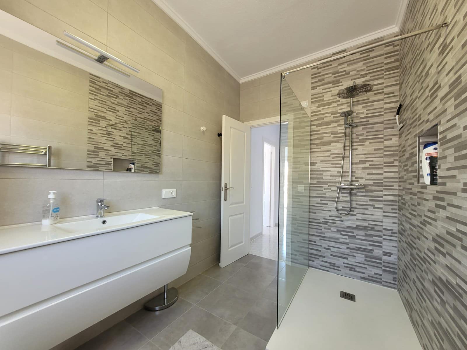 3 bedroom Townhouse for holiday rental in Ciudad Quesada with pool - € 525 (Ref: 8904126)