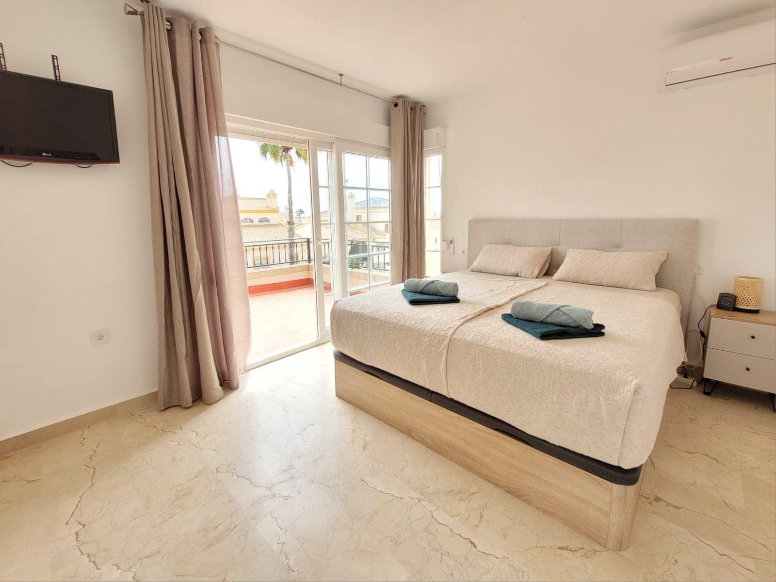 3 sovrum Villa för semesterbostäder i Playa Flamenca med pool garage - 770 € (Ref: 8983002)