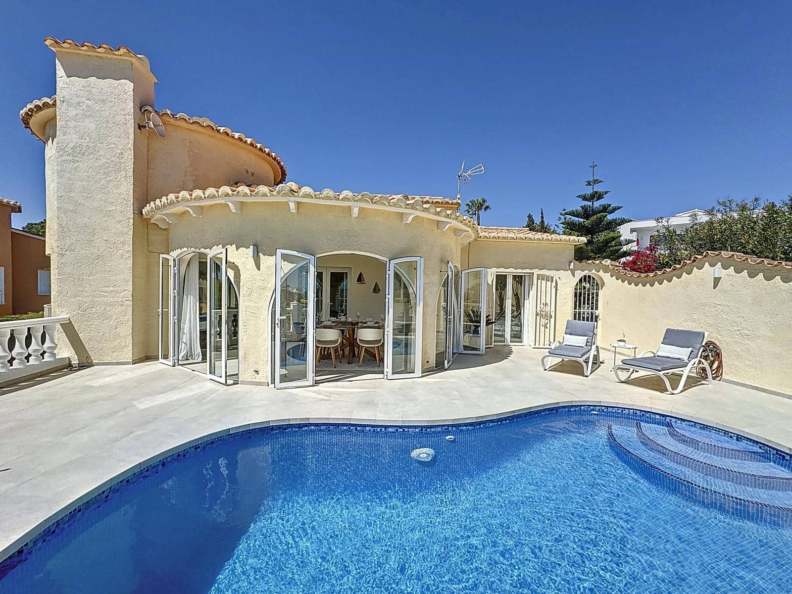 Chalet de 3 habitaciones en Moraira en venta con piscina - 689.000 € (Ref: 8990256)