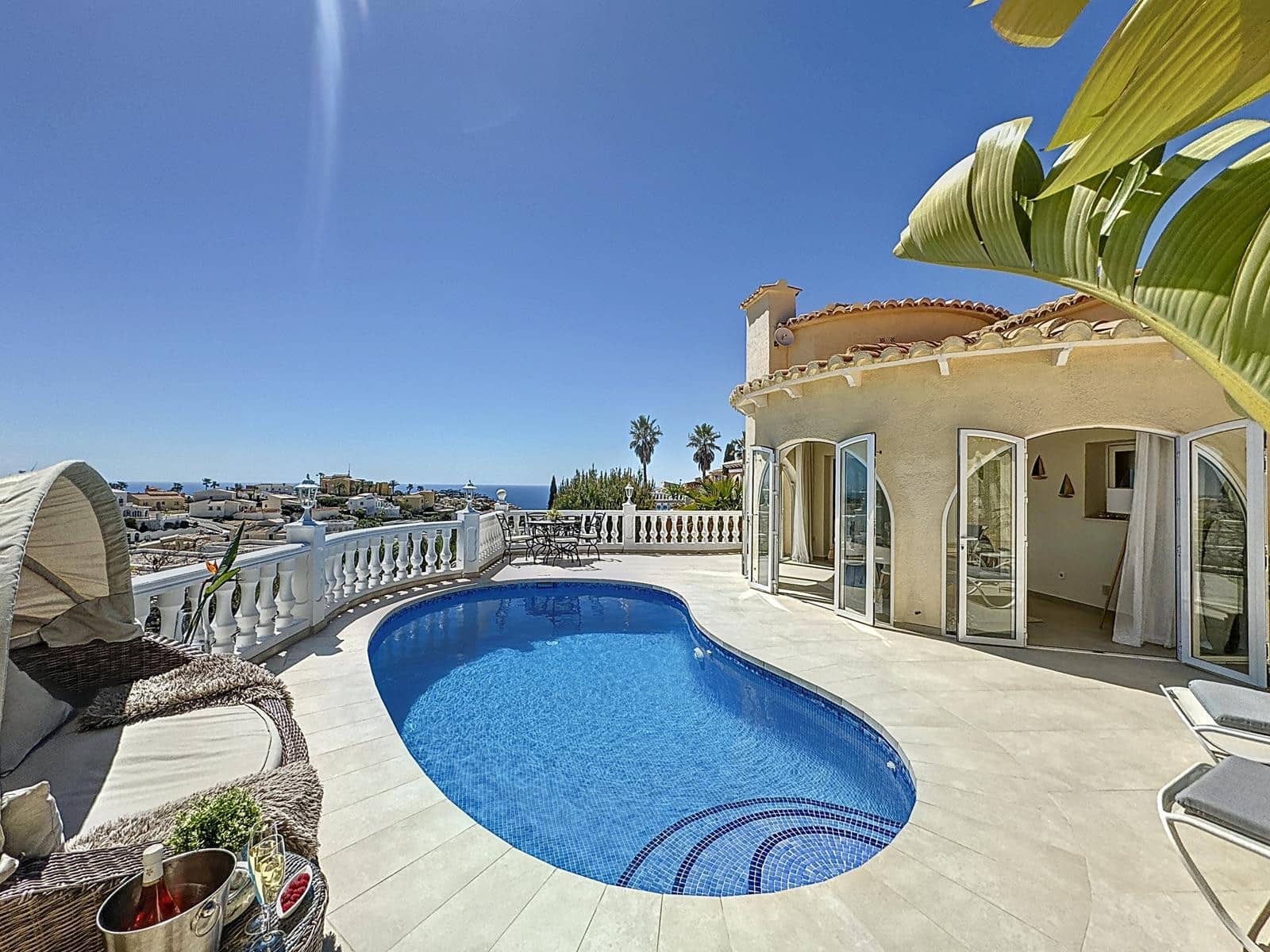 Chalet de 3 habitaciones en Moraira en venta con piscina - 689.000 € (Ref: 8990256)