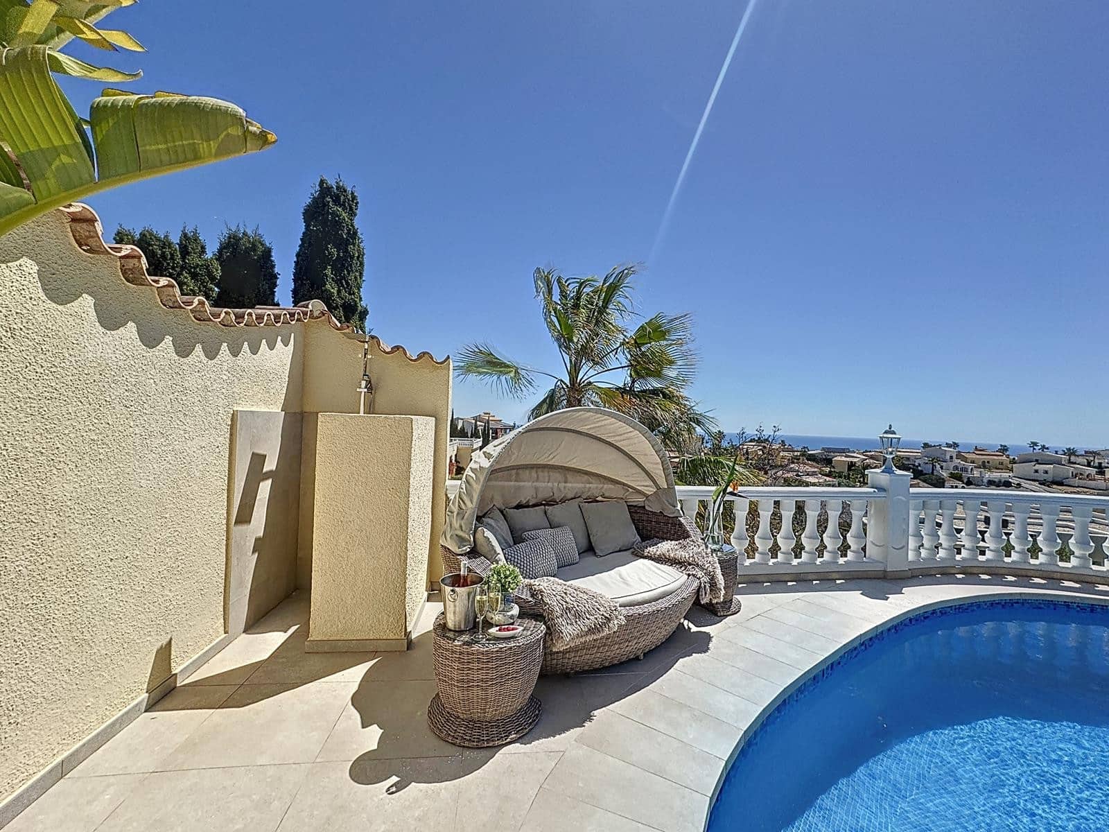 Chalet de 3 habitaciones en Moraira en venta con piscina - 689.000 € (Ref: 8990256)