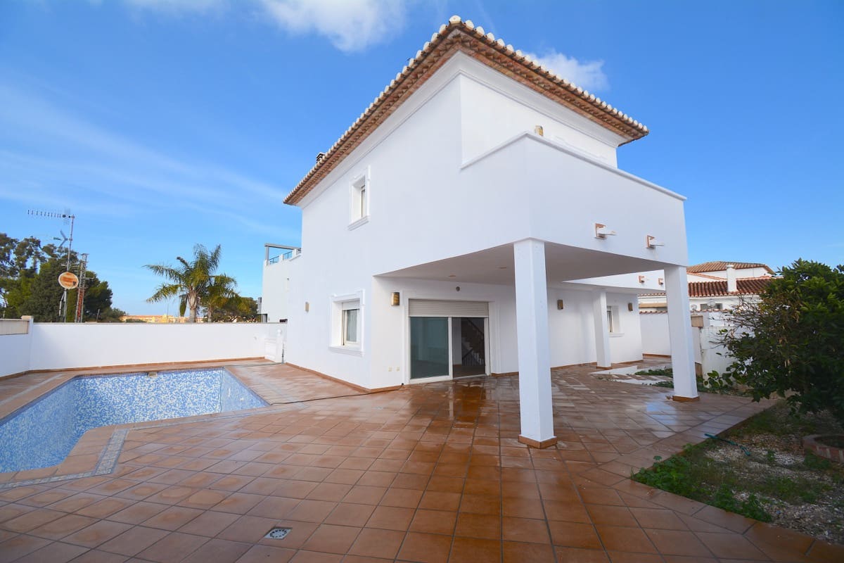 4 Zimmer Villa zu verkaufen in Denia mit Pool - 580.000 € (Ref: 9029335)