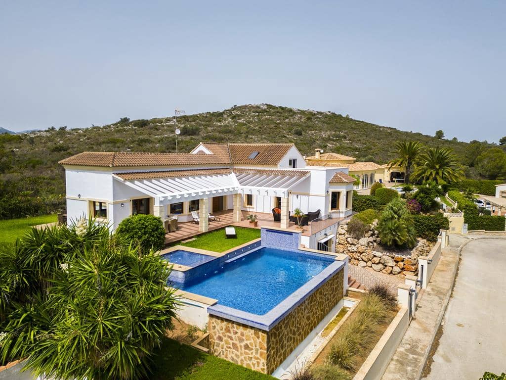 4 Zimmer Villa zu verkaufen in Denia mit Pool - 980.000 € (Ref: 9078346)