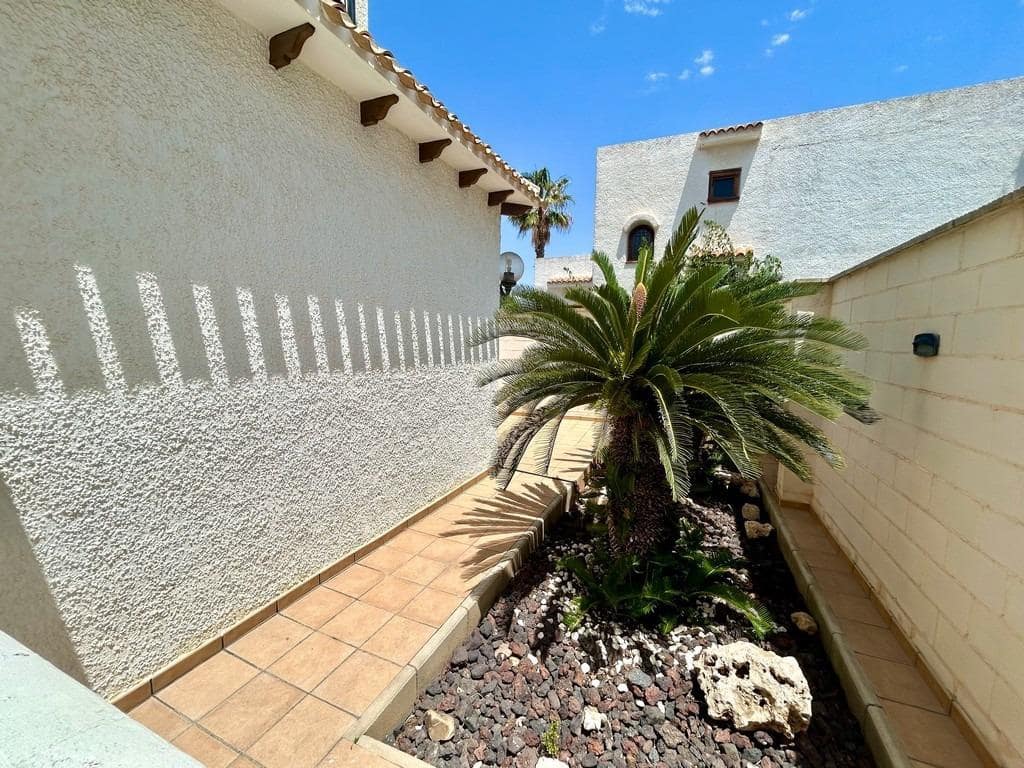 4 bedroom Villa for sale in La Zenia - € 585,000 (Ref: 9146761)