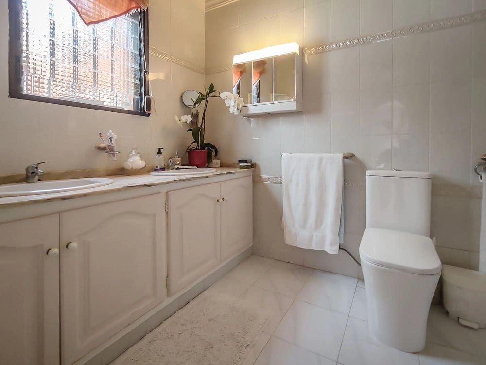 4 slaapkamer Villa te koop in Orba met zwembad - € 599.000 (Ref: 9180420)