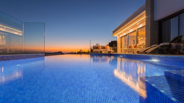 3 slaapkamer Villa te koop in Moraira, Teulada-Moraira met zwembad - € 1.570.000 (Ref: 9219302)