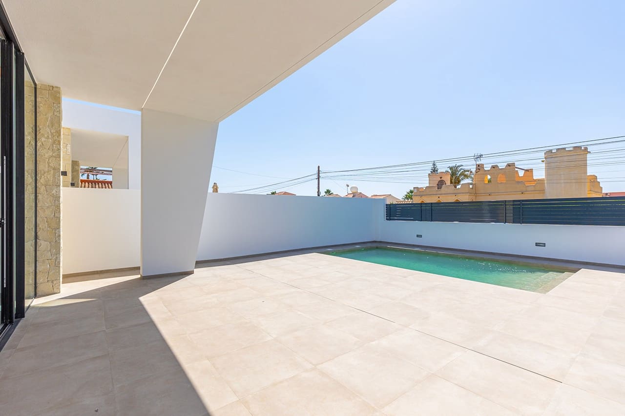 3 soveværelse Villa til salg i Torrevieja med swimmingpool - € 750.000 (Ref: 9237918)