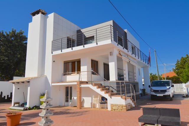 4 slaapkamer Villa te koop in Dénia met zwembad - € 650.000 (Ref: 9376808)