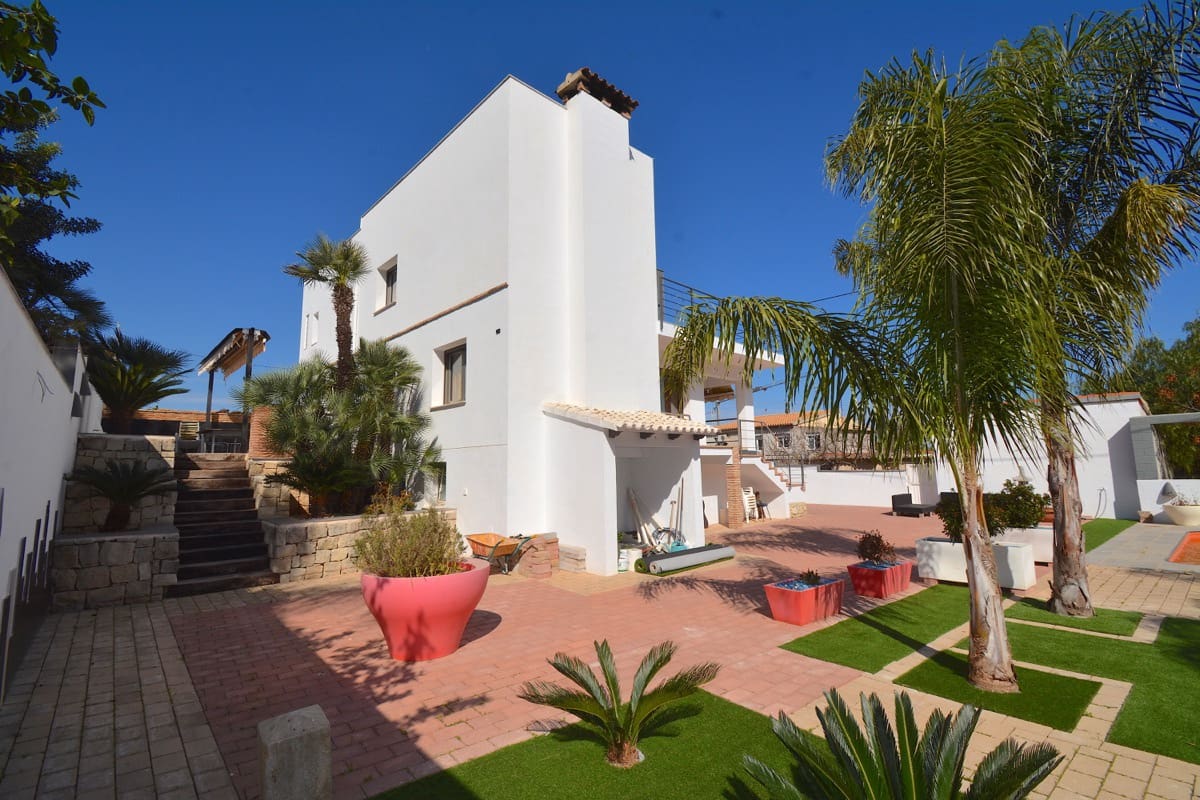 4 slaapkamer Villa te koop in Denia met zwembad - € 650.000 (Ref: 9376808)