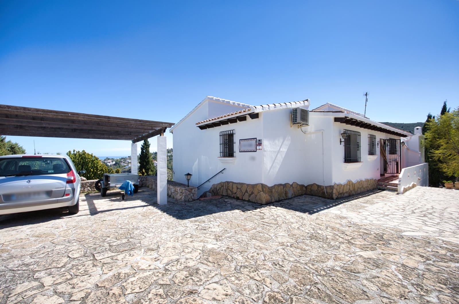 Chalet de 4 habitaciones en Monte Pego en venta con piscina - 425.000 € (Ref: 9378732)