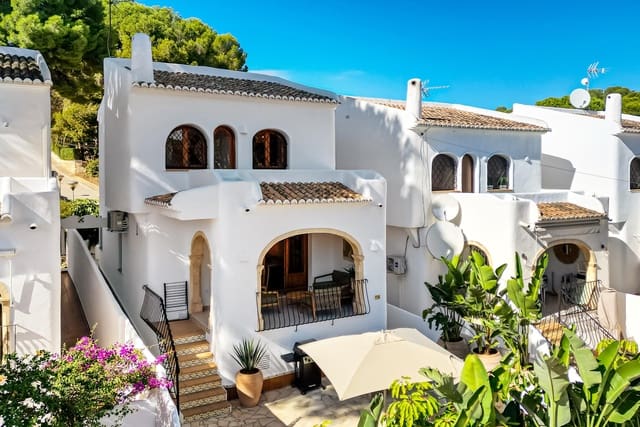 2 soveværelse Villa til salg i Moraira, Teulada-Moraira med swimmingpool - € 695.000 (Ref: 9651314)