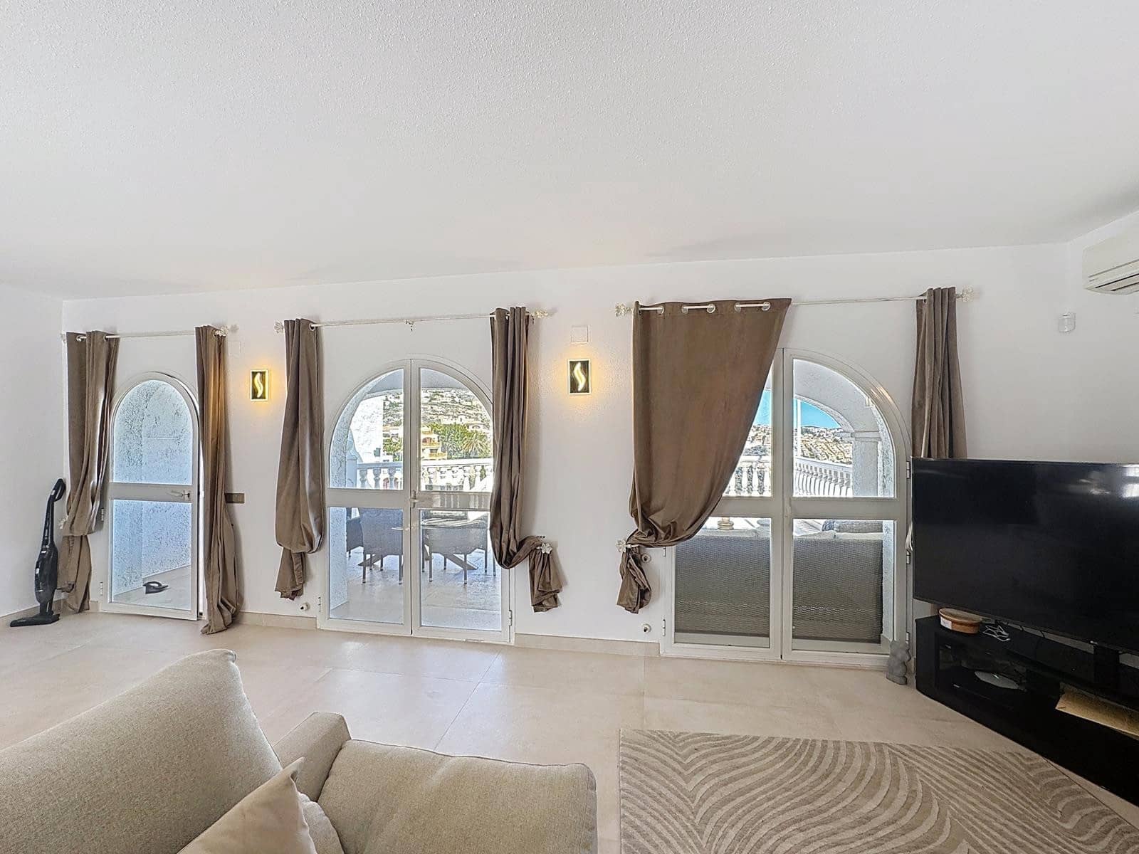 4 bedroom Villa for sale in Moraira with pool - € 765,000 (Ref: 9745266)
