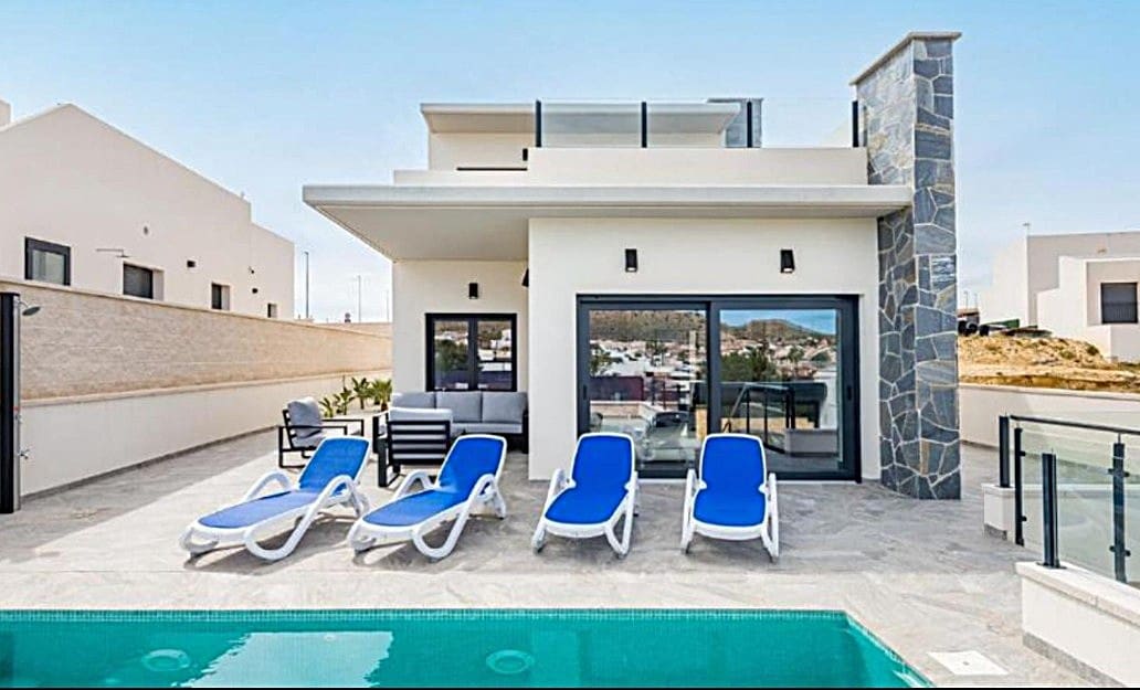 3 slaapkamer Villa voor vakantieverhuur in Benijofar met zwembad garage - € 980 (Ref: 9771855)