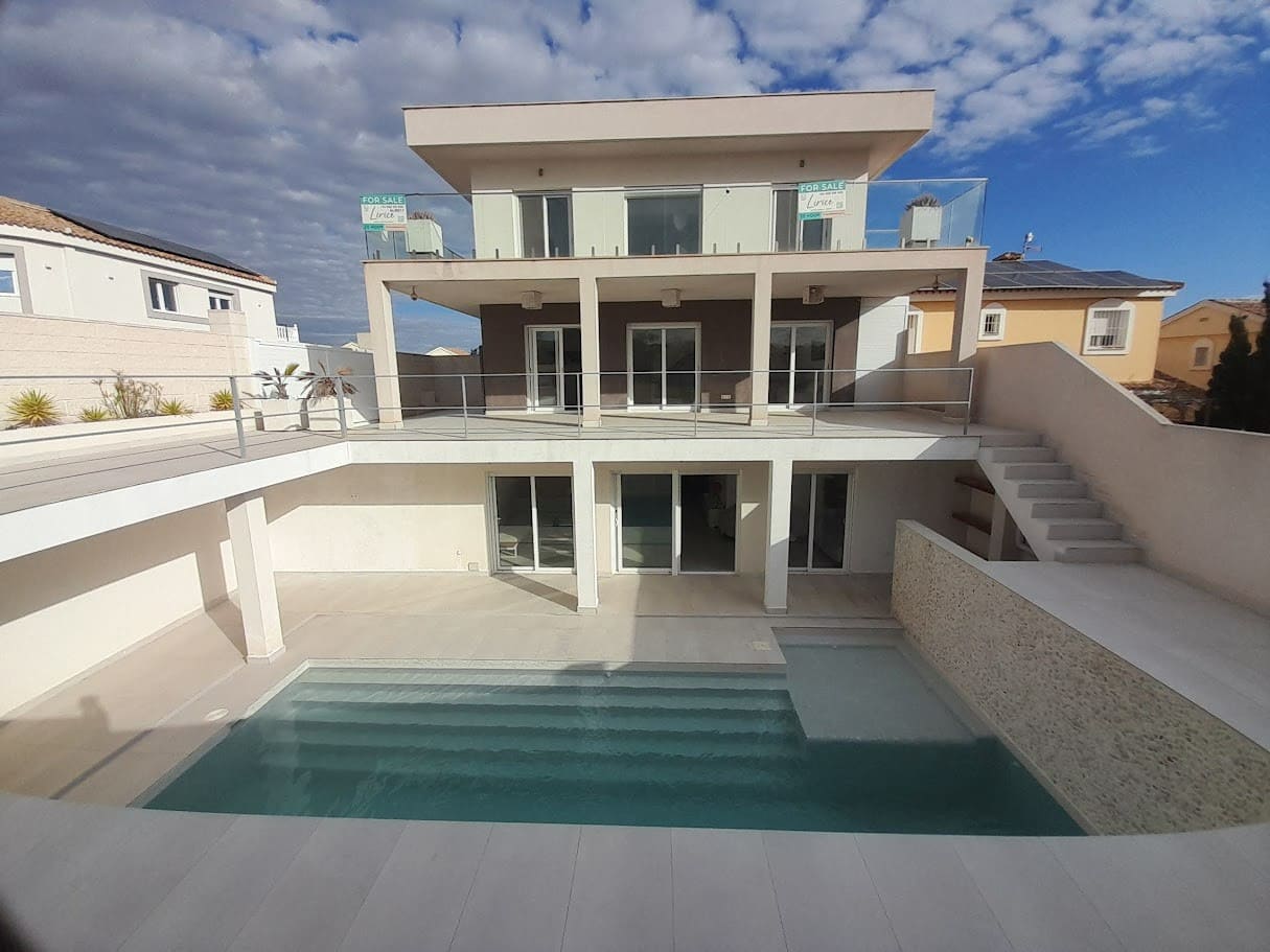 4 bedroom Villa for sale in Gran Alacant - € 579,000 (Ref: 9826401)