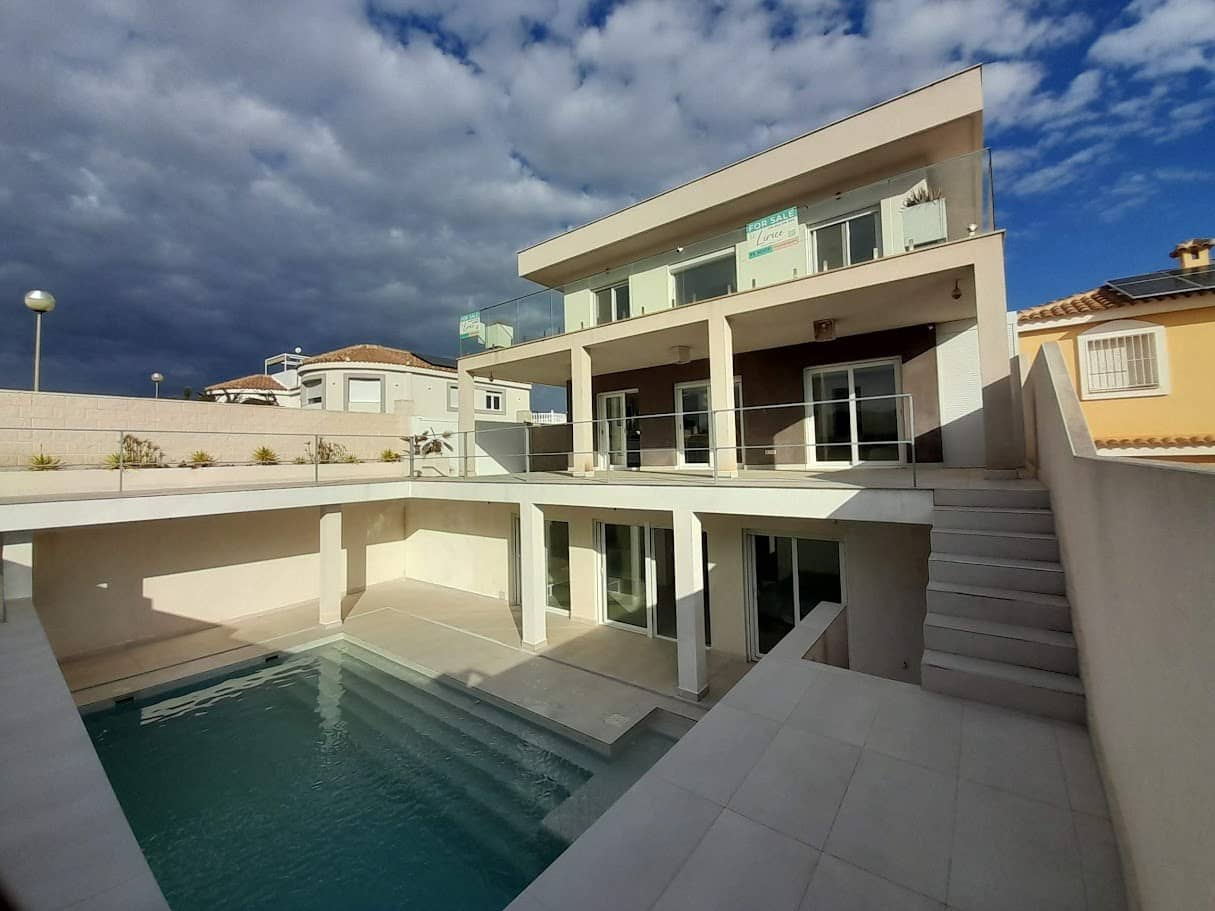 4 bedroom Villa for sale in Gran Alacant - € 579,000 (Ref: 9826401)