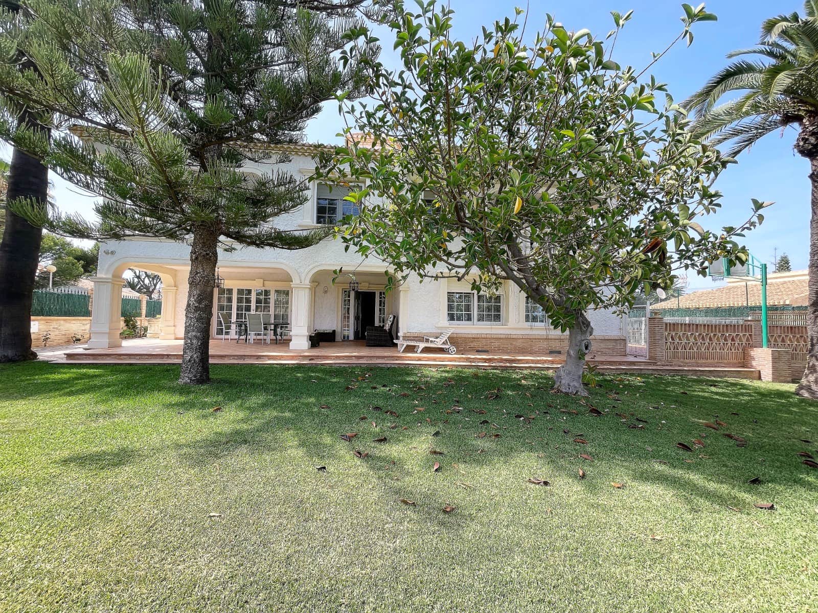 8 bedroom Villa for sale in Cabo Roig - € 1,490,000 (Ref: 9826452)