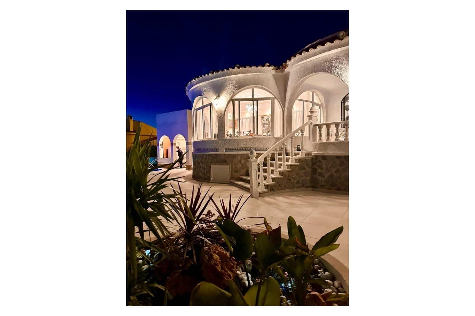 3 slaapkamer Villa te koop in Torrevieja met zwembad - € 645.000 (Ref: 9826488)