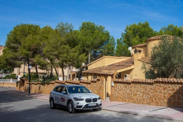 6 soverom Villa til salgs i Villamartin, Orihuela med svømmebasseng - € 450 000 (Ref: 9826498)