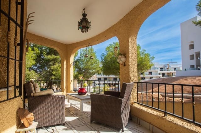 6 soverom Villa til salgs i Villamartin, Orihuela med svømmebasseng - € 450 000 (Ref: 9826498)
