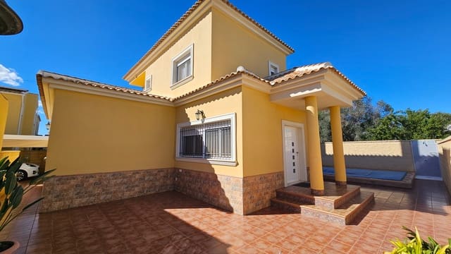 3 slaapkamer Villa te koop in La Marina, Elche / Elx met zwembad - € 399.000 (Ref: 9826530)