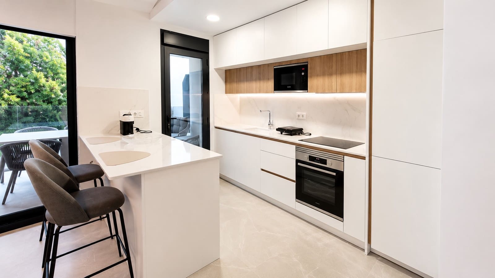 2 bedroom Apartment for holiday rental in Torrevieja with pool garage - € 595 (Ref: 9847861)