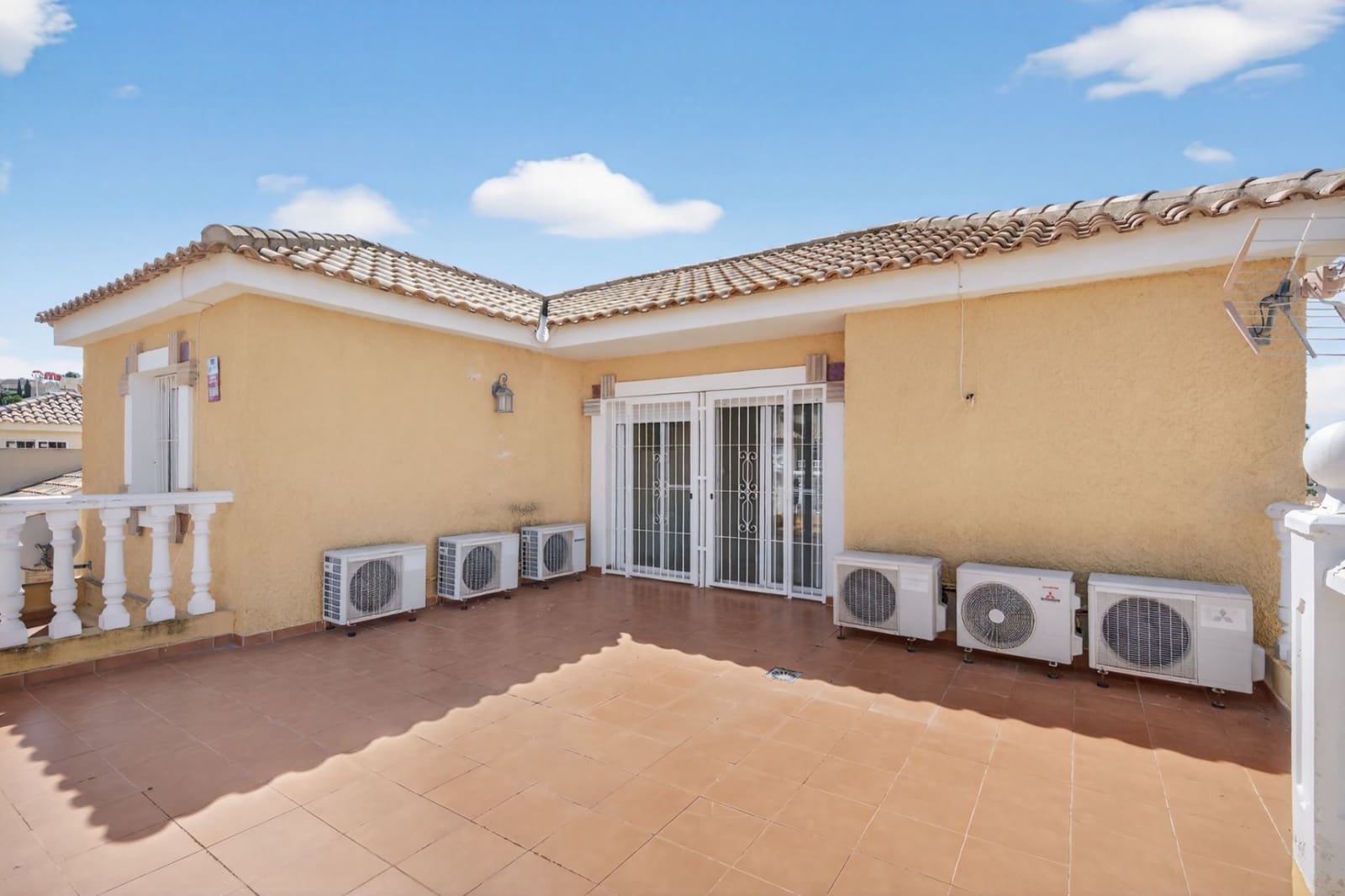 4 Zimmer Villa zu verkaufen in Gran Alacant mit Pool - 695.000 € (Ref: 9851195)
