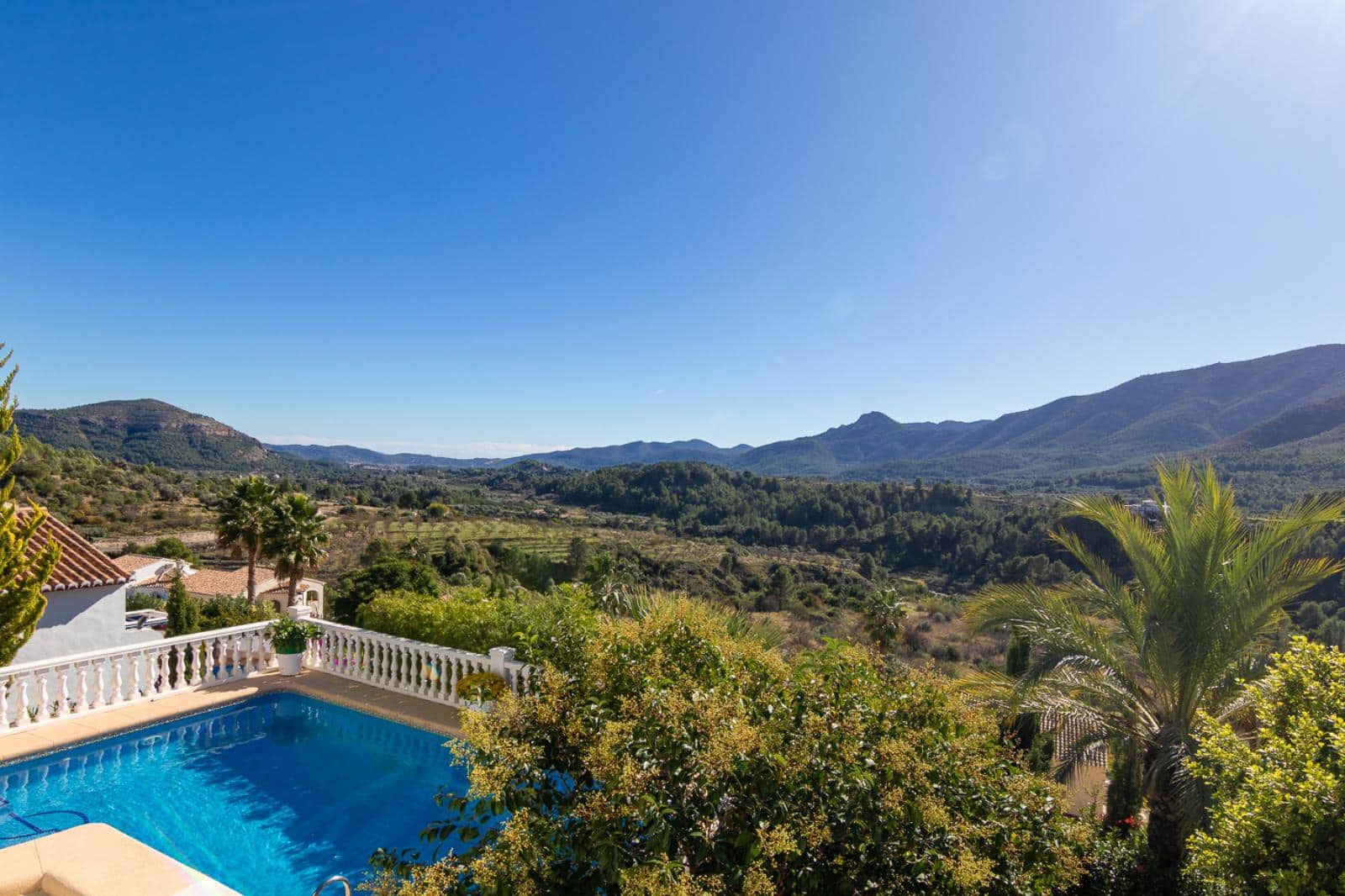 4 bedroom Villa for sale in Jalon / Xalo with pool - € 469,000 (Ref: 9851262)