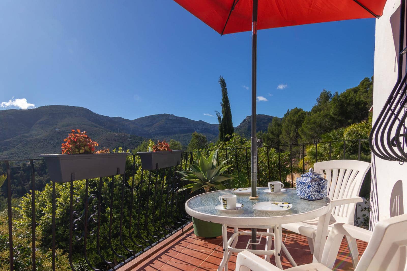 4 bedroom Villa for sale in Jalon / Xalo with pool - € 469,000 (Ref: 9851262)