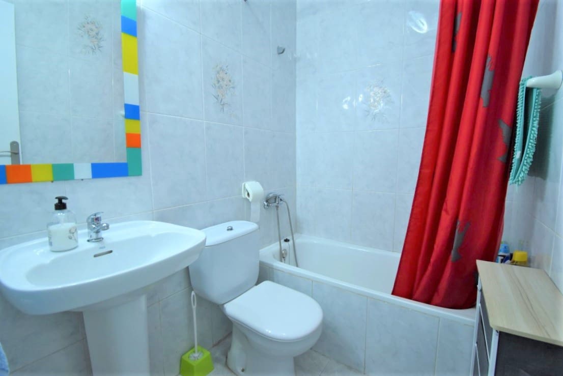 Chalet de 6 habitaciones en Villamartin en venta con piscina - 450.000 € (Ref: 9926754)