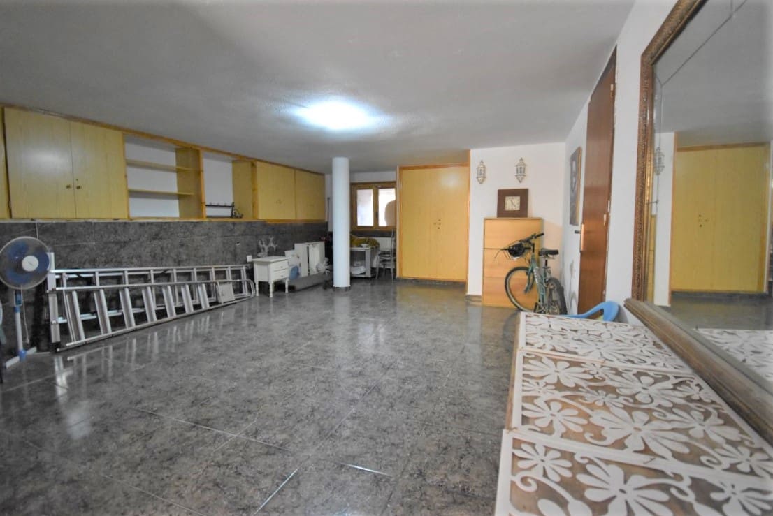 Chalet de 6 habitaciones en Villamartin en venta con piscina - 450.000 € (Ref: 9926754)