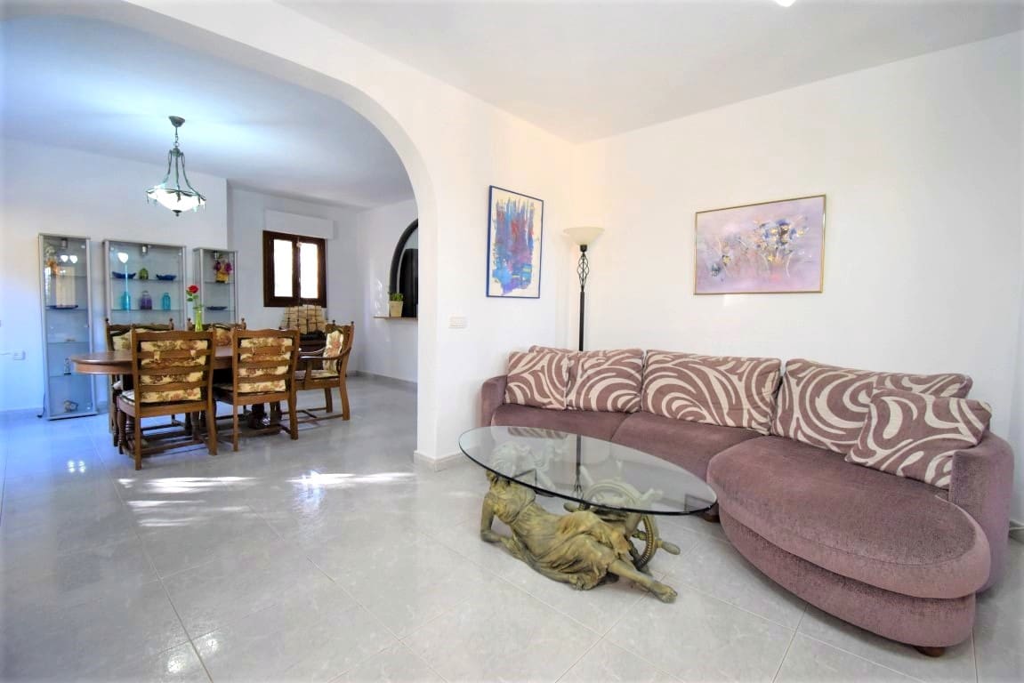 Chalet de 6 habitaciones en Villamartin en venta con piscina - 450.000 € (Ref: 9926754)