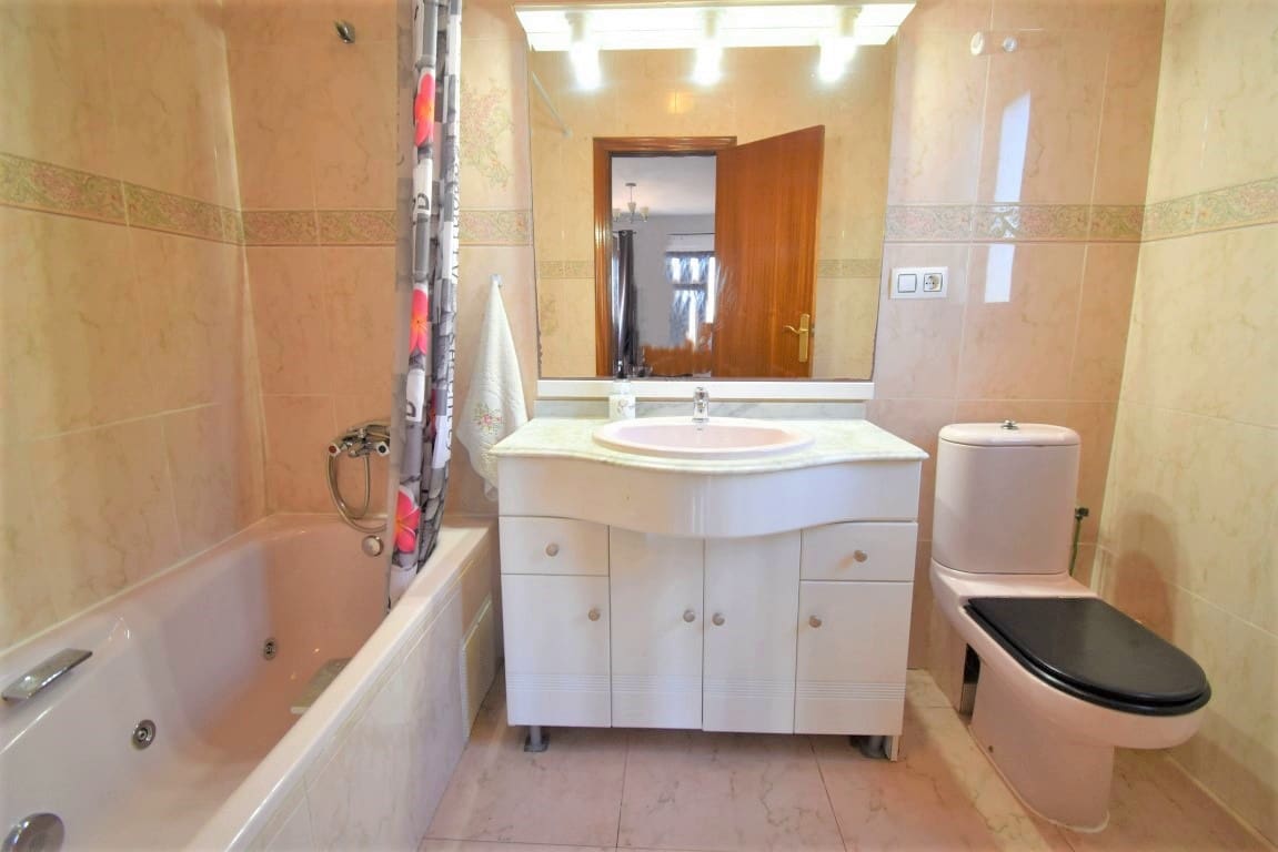 Chalet de 6 habitaciones en Villamartin en venta con piscina - 450.000 € (Ref: 9926754)