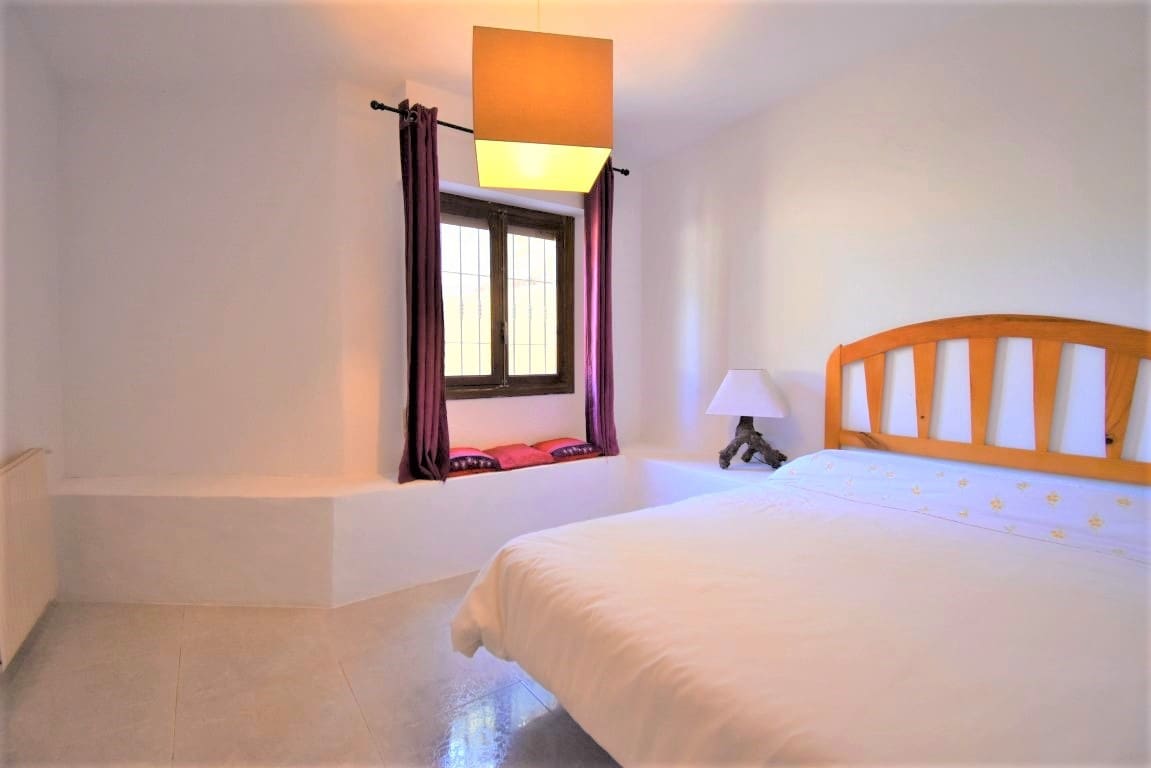 Chalet de 6 habitaciones en Villamartin en venta con piscina - 450.000 € (Ref: 9926754)