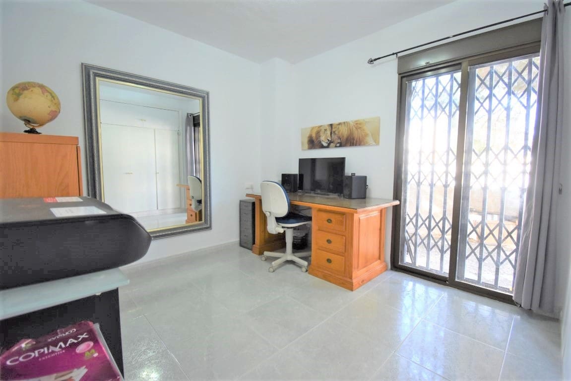 Chalet de 6 habitaciones en Villamartin en venta con piscina - 450.000 € (Ref: 9926754)