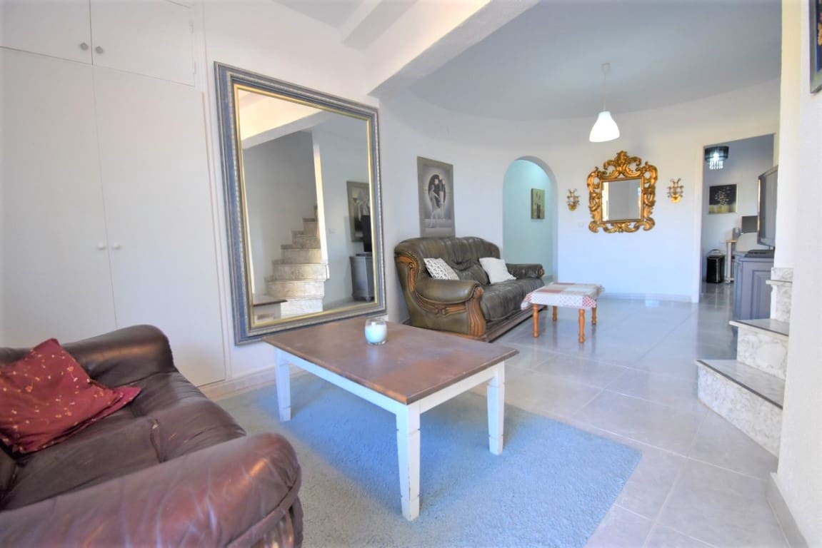 Chalet de 6 habitaciones en Villamartin en venta con piscina - 450.000 € (Ref: 9926754)