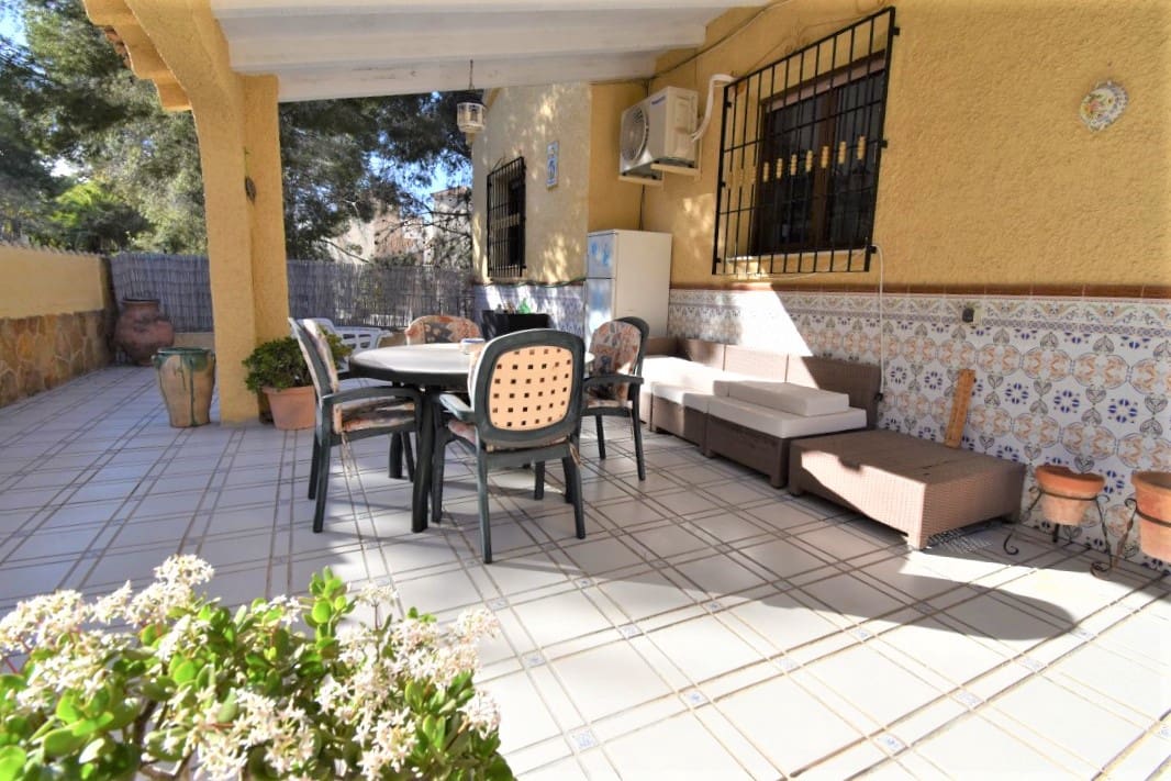 Chalet de 6 habitaciones en Villamartin en venta con piscina - 450.000 € (Ref: 9926754)