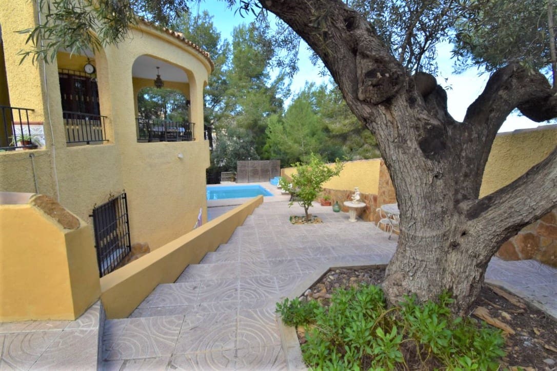 Chalet de 6 habitaciones en Villamartin en venta con piscina - 450.000 € (Ref: 9926754)