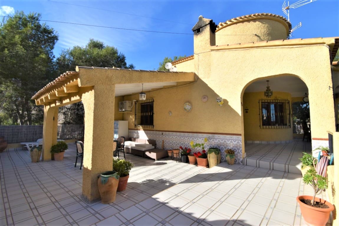 Chalet de 6 habitaciones en Villamartin en venta con piscina - 450.000 € (Ref: 9926754)