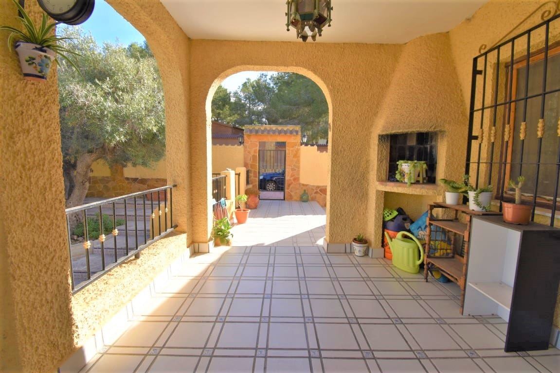 Chalet de 6 habitaciones en Villamartin en venta con piscina - 450.000 € (Ref: 9926754)