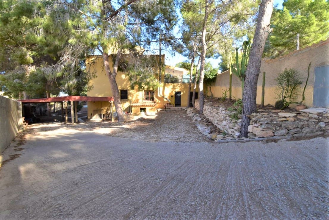 Chalet de 6 habitaciones en Villamartin en venta con piscina - 450.000 € (Ref: 9926754)