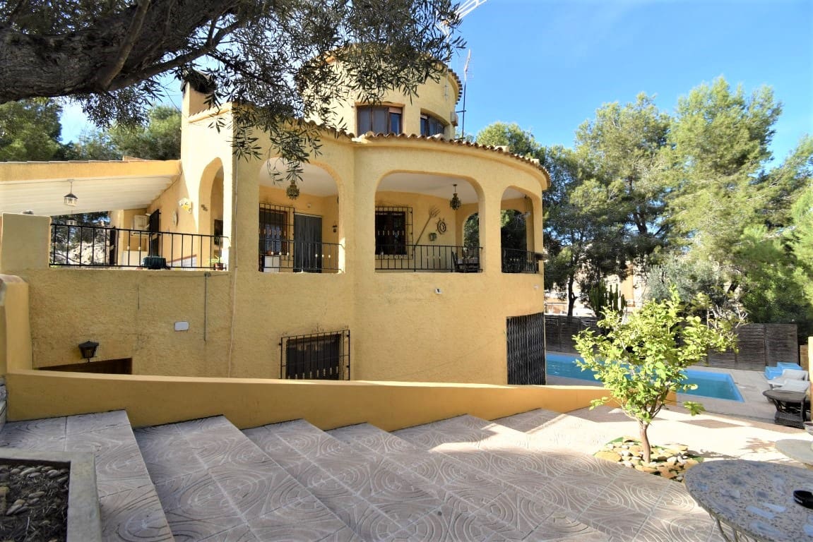 Chalet de 6 habitaciones en Villamartin en venta con piscina - 450.000 € (Ref: 9926754)