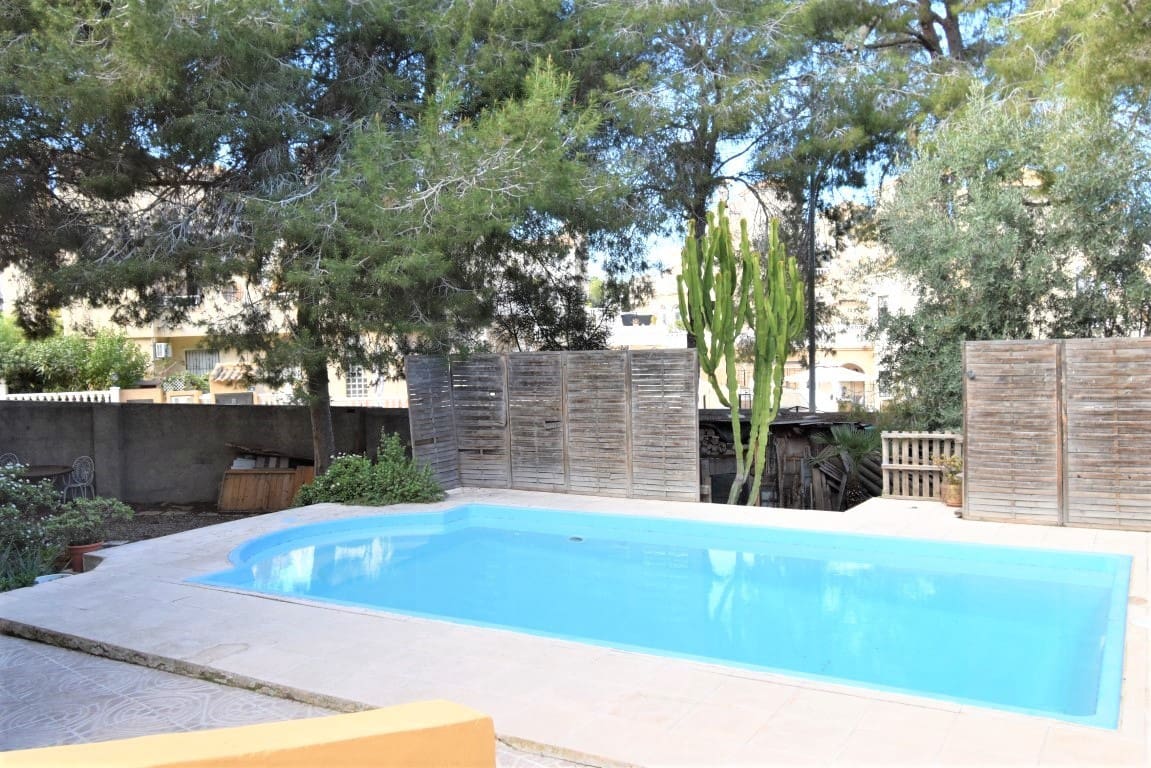 Chalet de 6 habitaciones en Villamartin en venta con piscina - 450.000 € (Ref: 9926754)
