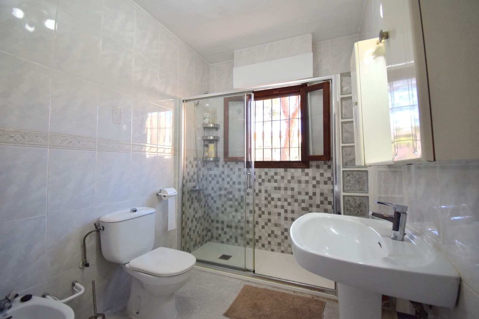 Chalet de 6 habitaciones en Villamartin en venta con piscina - 450.000 € (Ref: 9926754)