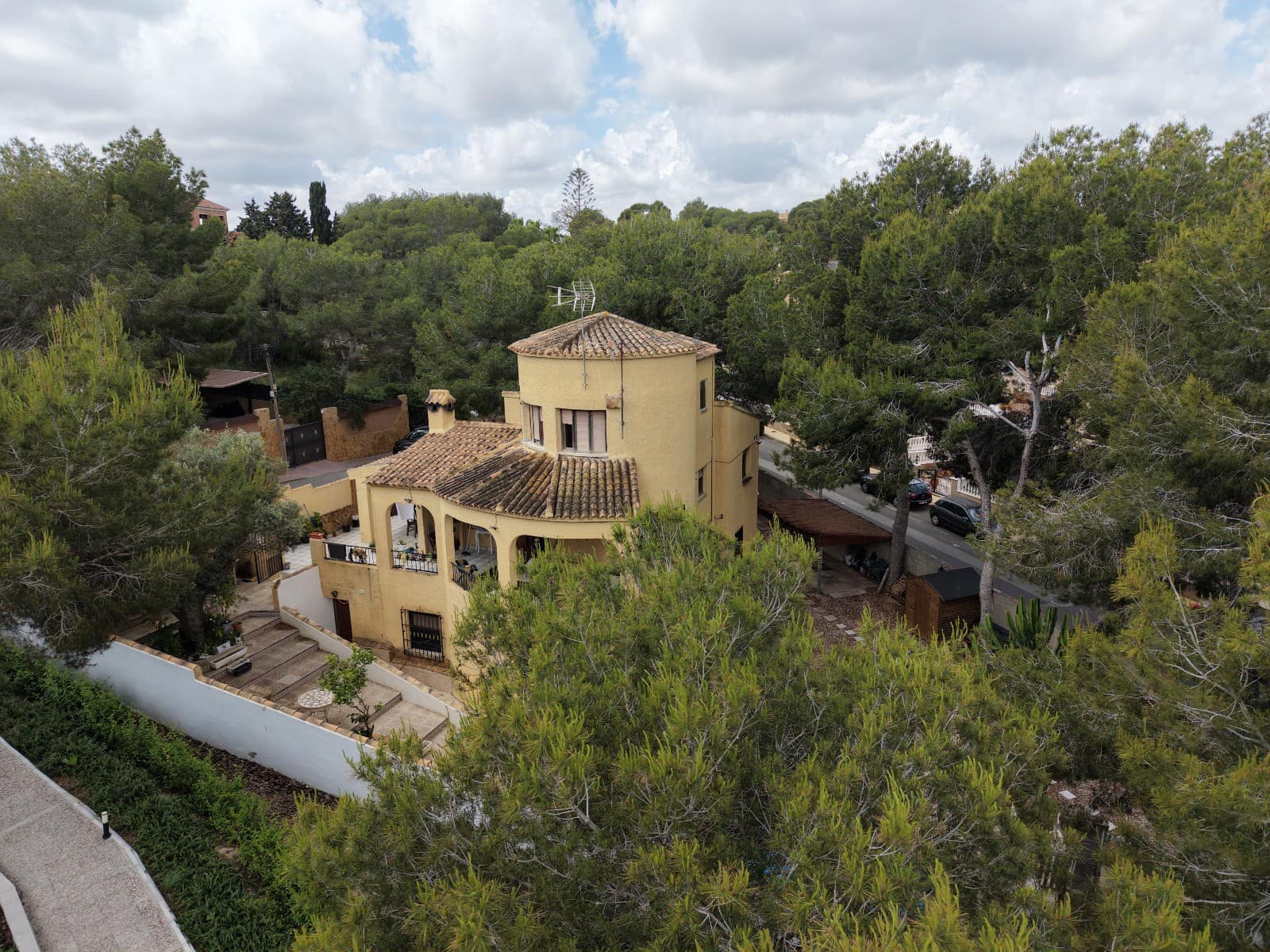 Chalet de 6 habitaciones en Villamartin en venta con piscina - 450.000 € (Ref: 9926754)
