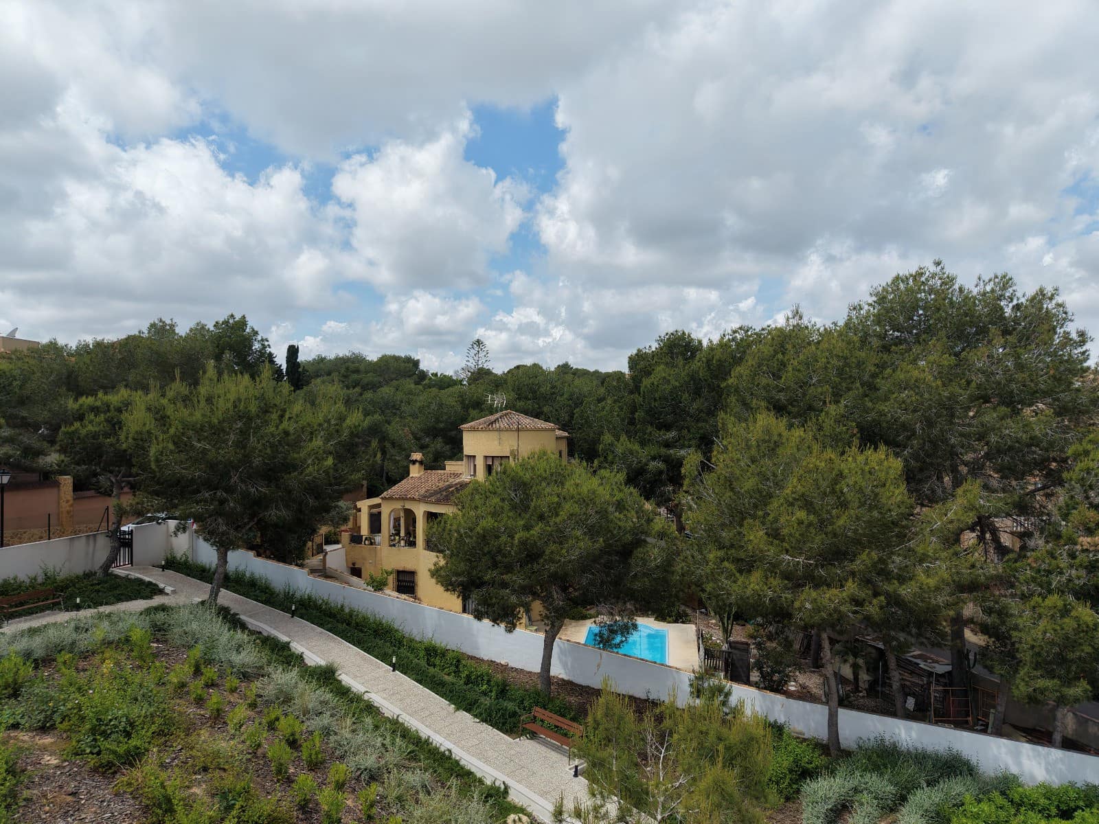 Chalet de 6 habitaciones en Villamartin en venta con piscina - 450.000 € (Ref: 9926754)