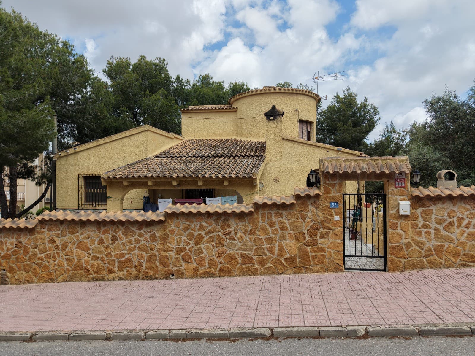 Chalet de 6 habitaciones en Villamartin en venta con piscina - 450.000 € (Ref: 9926754)