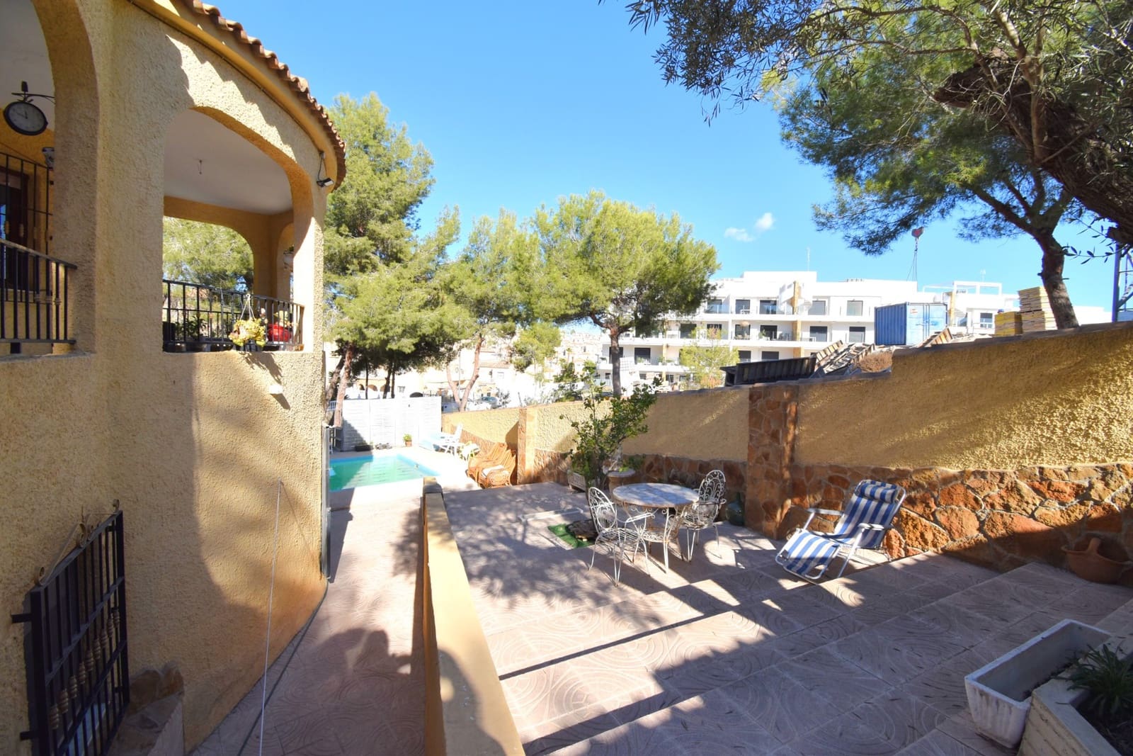 Chalet de 6 habitaciones en Villamartin en venta con piscina - 450.000 € (Ref: 9926754)