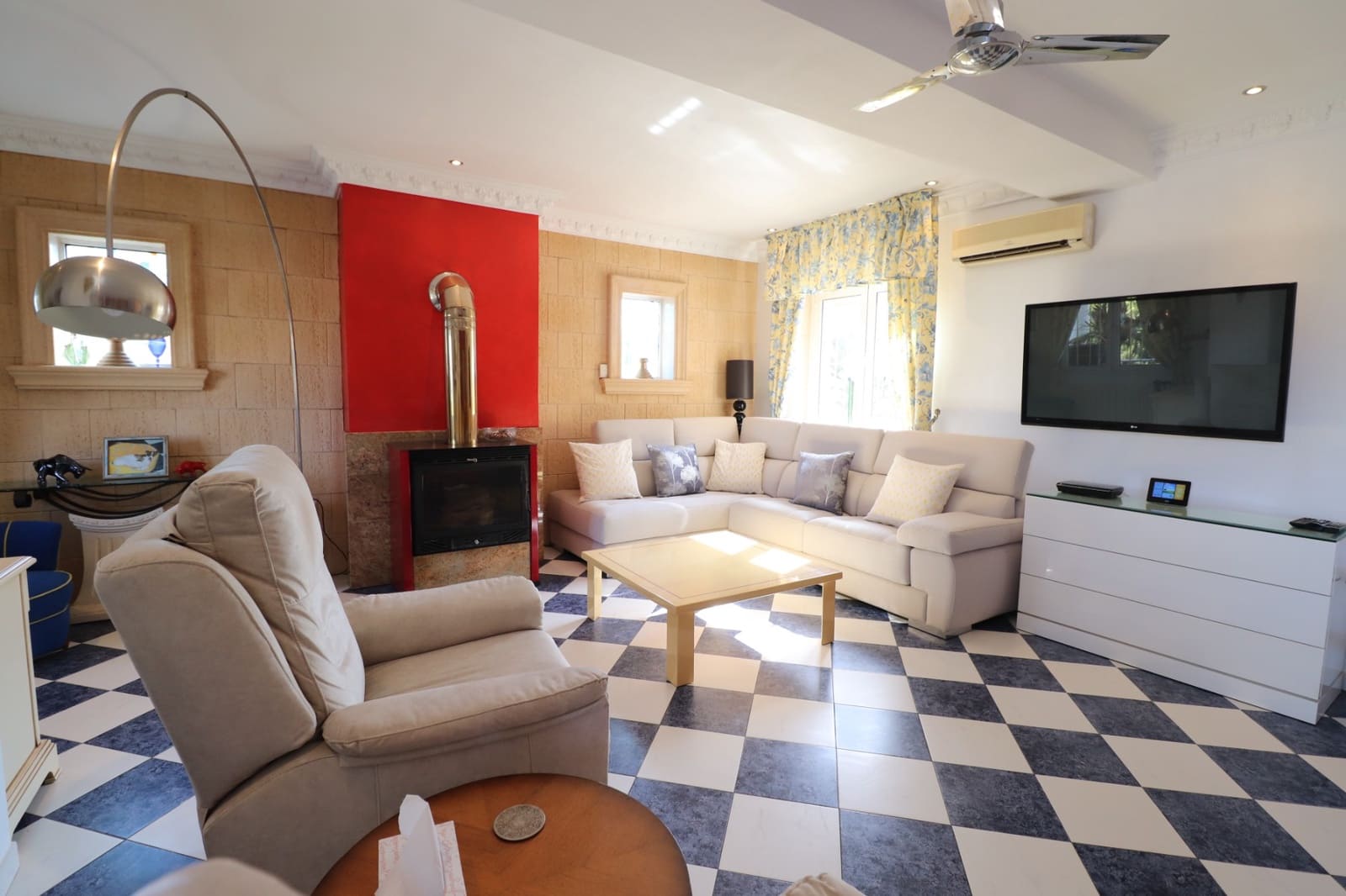 3 bedroom Villa for sale in Algorfa with pool - € 549,500 (Ref: 9926934)