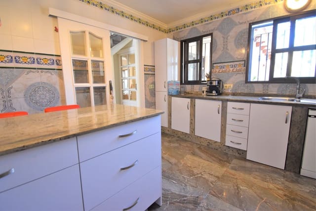 4 soverom Villa til salgs i Villamartin, Orihuela med svømmebasseng - € 630 000 (Ref: 9926937)