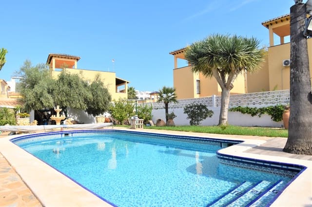 4 soverom Villa til salgs i Villamartin, Orihuela med svømmebasseng - € 630 000 (Ref: 9926937)
